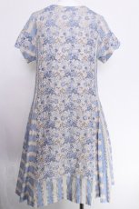 画像2: Jane Marple Dans Le Salon / 刺繍ストライプワンピース  サックスｘグレー S-26-08-05-036-JM-OP-AS-ZS (2)