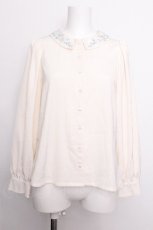 画像1: an another angelus / ローズモチーフ刺繍衿ブラウス【洗える】  オフ S-26-08-06-027-CA-BL-HR-ZS (1)