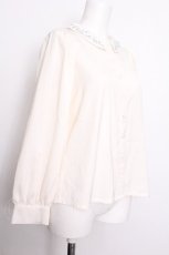 画像2: an another angelus / ローズモチーフ刺繍衿ブラウス【洗える】  オフ S-26-08-06-027-CA-BL-HR-ZS (2)