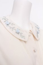 画像4: an another angelus / ローズモチーフ刺繍衿ブラウス【洗える】  オフ S-26-08-06-027-CA-BL-HR-ZS (4)