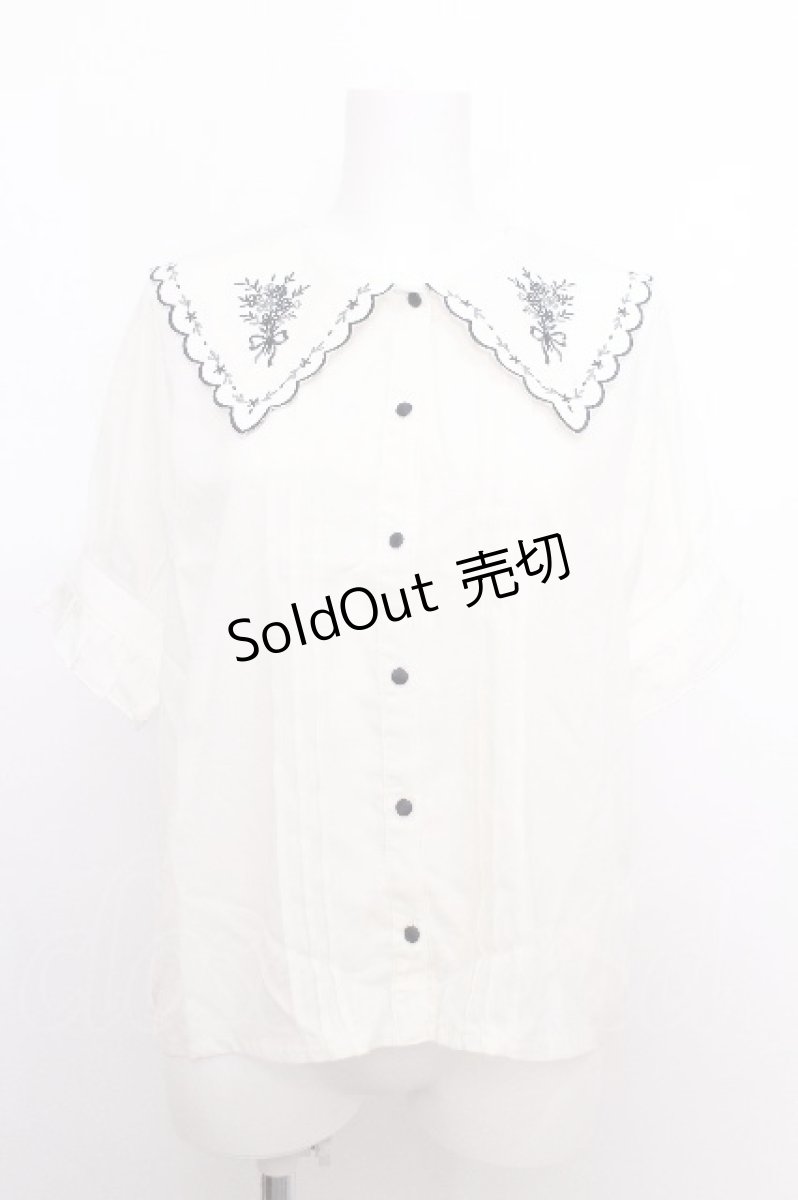 画像1: axes femme POETIQUE / ブーケ刺繍スカラップ襟ブラウス  オフ S-26-08-10-006-AX-BL-AS-ZS (1)