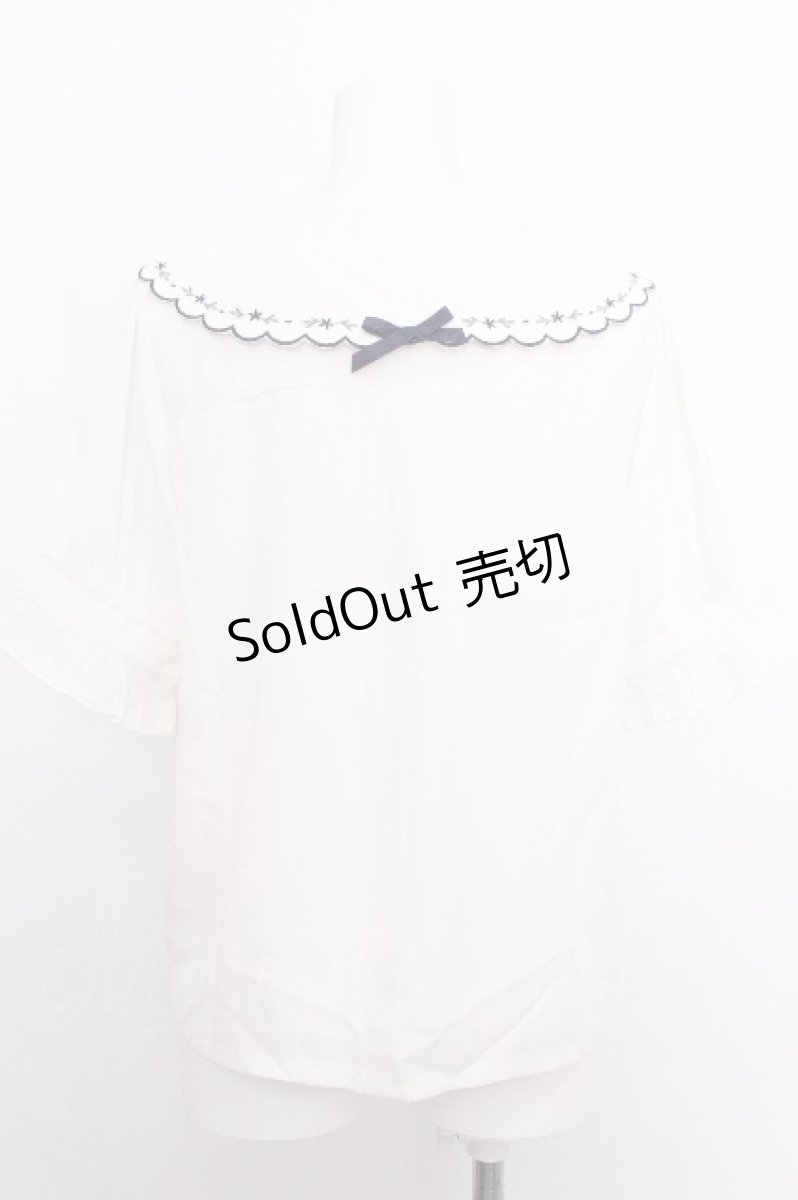 画像2: axes femme POETIQUE / ブーケ刺繍スカラップ襟ブラウス  オフ S-26-08-10-006-AX-BL-AS-ZS (2)