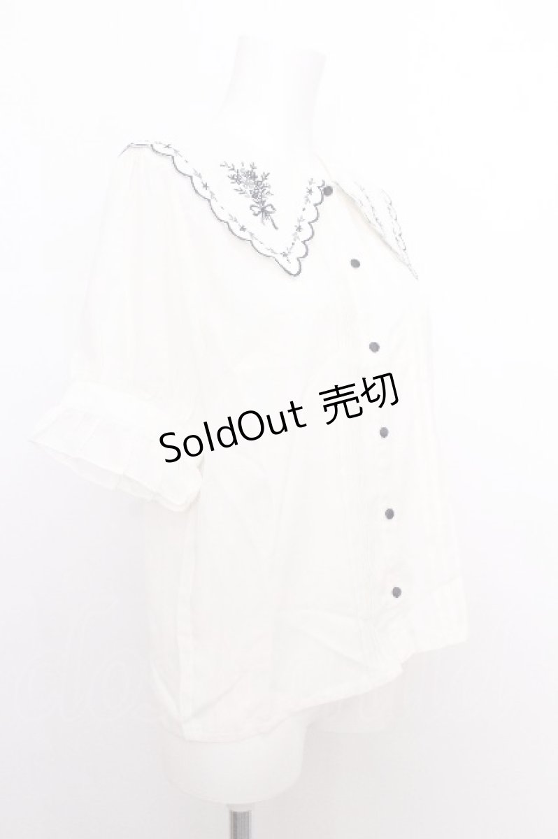 画像3: axes femme POETIQUE / ブーケ刺繍スカラップ襟ブラウス  オフ S-26-08-10-006-AX-BL-AS-ZS (3)