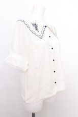 画像3: axes femme POETIQUE / ブーケ刺繍スカラップ襟ブラウス  オフ S-26-08-10-006-AX-BL-AS-ZS (3)
