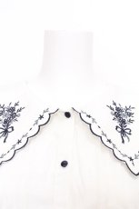 画像4: axes femme POETIQUE / ブーケ刺繍スカラップ襟ブラウス  オフ S-26-08-10-006-AX-BL-AS-ZS (4)