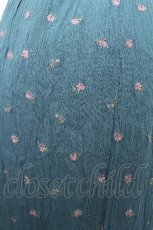 画像3: axes femme / ミニローズ刺繍ロングスカート  グリーン S-26-08-13-053-AX-SK-AS-ZS (3)