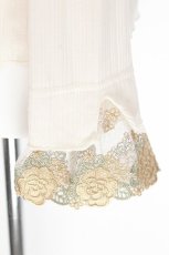 画像4: axes femme / 刺繍レース袖プチスタンドプルオーバー  オフ S-26-08-13-005-AX-TO-AS-ZS (4)