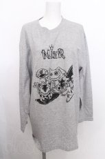 画像1: NieR Clothing / プリント長袖Tシャツ  グレー S-26-08-18-026-PU-TS-AS-ZS (1)