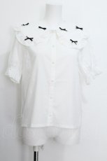 画像1: axes femme POETIQUE / プチリボンビッグ襟ブラウス  白ｘ黒 S-26-08-22-008-AX-BL-AS-ZS (1)
