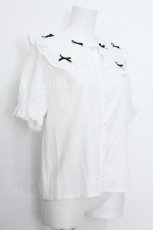 画像2: axes femme POETIQUE / プチリボンビッグ襟ブラウス  白ｘ黒 S-26-08-22-008-AX-BL-AS-ZS (2)