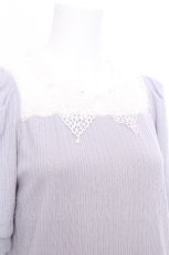画像3: axes femme / パールレース襟ヨーク切替プルオーバー  サックス S-26-08-27-010-AX-TO-HR-ZS (3)
