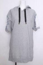 画像1: axes femme / 刺繍ｘレースパーカーチュニック  グレー S-26-09-02-007-AX-TO-HR-ZS (1)