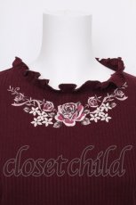 画像4: axes femme / 薔薇刺繍プチハイリブプルオーバー  ワイン S-26-09-05-026-AX-TO-HR-ZS (4)