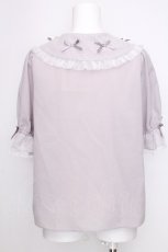 画像2: axes femme kawaii / プチリボン半袖ブラウス  グレー S-26-09-09-022-AX-BL-HR-ZS (2)