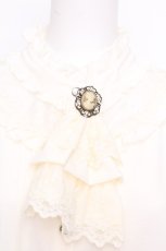 画像4: axes femme / カメオ×ジャボブローチ付ブラウス  アイボリー S-26-09-16-007-AX-BL-HR-ZS (4)
