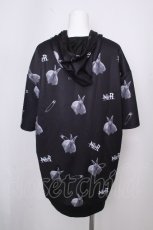 画像2: NieR Clothing / NieRちゃん刺繍プルオーバー  黒 S-26-09-18-035-PU-TO-HR-ZS (2)