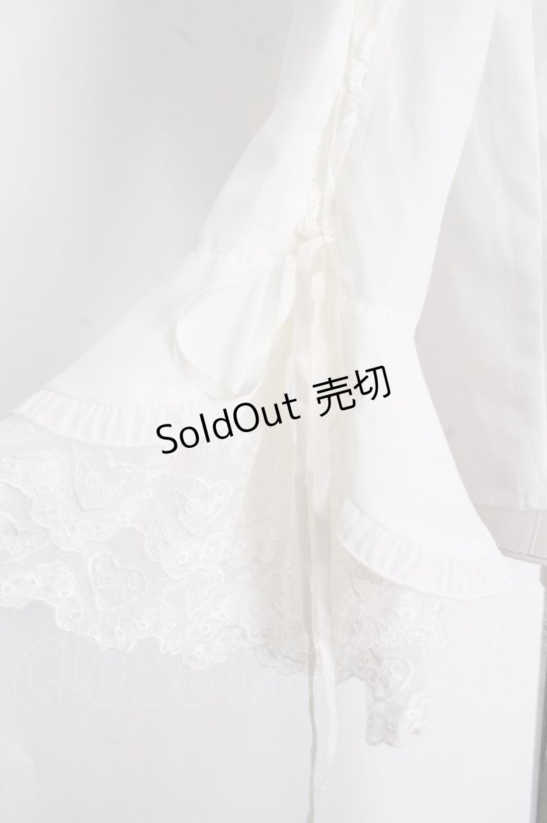 画像4: axes femme kawaii / リボンブローチ付姫袖ブラウス  白 S-26-09-22-002-AX-BL-HR-ZS (4)