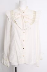 画像1: axes femme kawaii / リボンブローチ付肩フリルブラウス  キナリ S-26-09-22-004-AX-BL-HR-ZS (1)