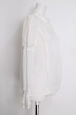 画像2: axes femme kawaii / パールブローチ付ブラウス  キナリ S-26-09-22-001-AX-BL-HR-ZS (2)