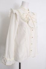 画像3: axes femme kawaii / リボンブローチ付肩フリルブラウス  キナリ S-26-09-22-004-AX-BL-HR-ZS (3)