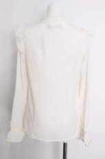 画像4: axes femme kawaii / リボンブローチ付肩フリルブラウス  キナリ S-26-09-22-004-AX-BL-HR-ZS (4)