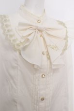 画像5: axes femme kawaii / リボンブローチ付肩フリルブラウス  キナリ S-26-09-22-004-AX-BL-HR-ZS (5)
