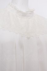 画像3: axes femme kawaii / パールブローチ付ブラウス  キナリ S-26-09-22-001-AX-BL-HR-ZS (3)
