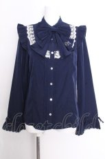 画像1: axes femme kawaii / リボンブローチ付肩フリルブラウス  ネイビー S-26-09-22-007-AX-BL-HR-ZS (1)