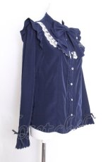 画像2: axes femme kawaii / リボンブローチ付肩フリルブラウス  ネイビー S-26-09-22-007-AX-BL-HR-ZS (2)