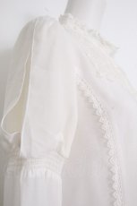 画像4: axes femme kawaii / パールブローチ付ブラウス  キナリ S-26-09-22-001-AX-BL-HR-ZS (4)