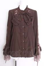 画像1: axes femme kawaii / リボンブローチ付姫袖ブラウス  ブラウン S-26-09-22-008-AX-BL-HR-ZS (1)