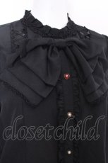 画像4: axes femme kawaii / リボンブローチ付姫袖ブラウス  黒 S-26-09-22-009-AX-BL-HR-ZS (4)