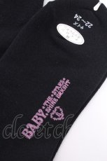 画像2: BABY,THE STARS SHINE BRIGHT / リボン通しレースオーバーニーソックス  黒ｘ白 S-26-10-01-016-BA-ZA-HR-ZS (2)