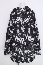画像1: NieR Clothing / 裏起毛プリントフード付ブルゾン  黒ｘ白 S-26-10-20-046-PU-JA-HR-ZS (1)