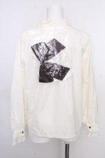 画像2: axes femme POETIQUE / 音符刺繍リボン付ブラウス  オフ S-26-10-24-002-AX-BL-AS-ZS (2)
