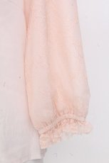 画像4: axes femme POETIQUE / レーシーフリルスタンドブラウス  ピンク S-26-10-28-011-AX-TO-AS-ZS (4)