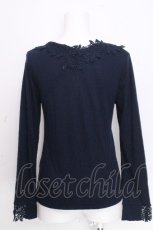 画像2: axes femme / 花レースVネックインナー  紺 S-26-10-28-014-AX-TO-HR-ZS (2)