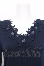 画像3: axes femme / 花レースVネックインナー  紺 S-26-10-28-014-AX-TO-HR-ZS (3)