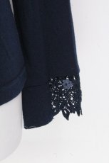 画像4: axes femme / 花レースVネックインナー  紺 S-26-10-28-014-AX-TO-HR-ZS (4)