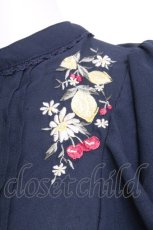 画像4: axes femme / ミックスフルーツ刺繍ブラウス  紺 S-26-10-28-002-AX-BL-HR-ZS (4)