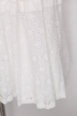 画像4: Jane Marple / アイレットレースのエプロンドレス  白 S-26-10-28-020-JM-OP-AS-ZS (4)