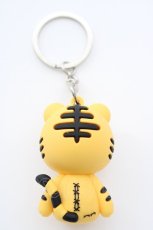 画像2: 【SALE】NieR CLOTHING / トラNieRちゃん3Dキーホルダー T-23-10-27-073-PU-ZA-IG-ZT575-F001 (2)
