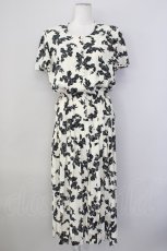 画像1: 【SALE】INGEBORG / リボン総柄プリーツワンピース  アイボリーＸ黒 T-24-01-20-015-LO-OP-HD-ZT008 (1)