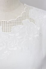 画像3: 【SALE】F&A / ローズカットワーク刺繍プルオーバーブラウス  白 T-24-02-14-044-LO-BL-HD-ZT159 (3)