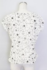 画像2: 【SALE】KANEKO ISAO / カメリアリボン半袖ブラウス  アイボリーＸ黒 T-24-02-18-001-EL-BL-HD-ZT355 (2)