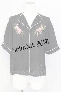 E hyphen world gallery PEACE / フロントフラワー刺繍ブラウス  クロ T-24-03-21-006-LO-BL-IG-ZT127