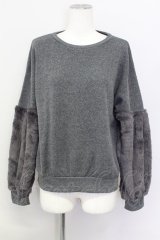 E hyphen world gallery PEACE / ファースリーブプルオーバー  グレー T-24-03-21-010-LO-TO-IG-ZT127