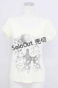 PEACE NOW / リボン&ガールプリント半袖カットソー  イエローｘ黒 T-24-08-09-007-PU-TO-SZ-ZT316