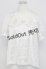 Fi.n.t / 襟刺繍スカラップ半袖サテンブラウス  アイボリーＸゴールド T-24-10-31-021-CA-BL-HD-ZT279