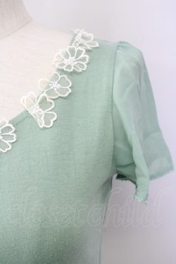 画像4: F i.n.t / フラワーモチーフ&シースルー袖トップス  グリーン T-24-12-13-004-CA-TO-HD-ZT104